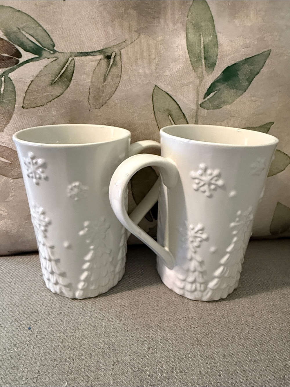 NWOT Temp-tations White Winter/Christmas Ceramic Mug Set (2)